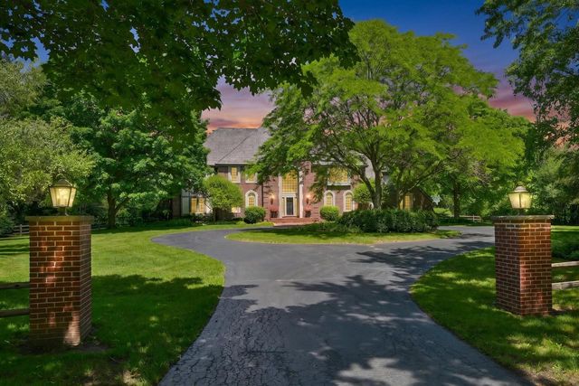 2146 W Columbia DRIVE, Mequon, WI 53092
