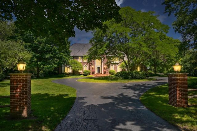 2146 W Columbia DRIVE, Mequon, WI 53092