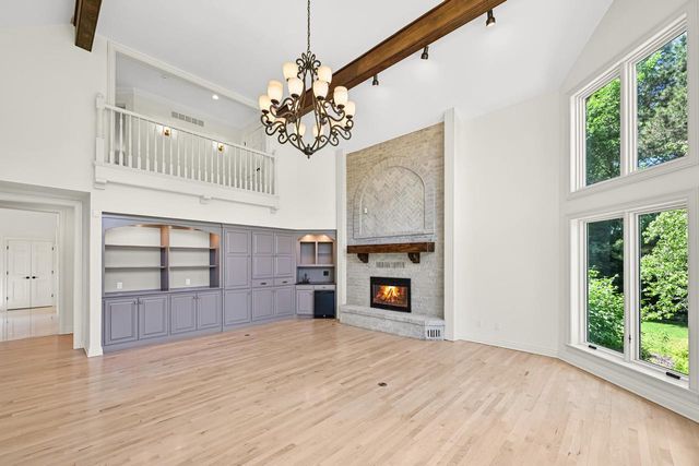 2146 W Columbia DRIVE, Mequon, WI 53092