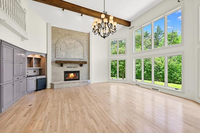 2146 W Columbia DRIVE, Mequon, WI 53092