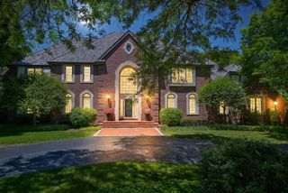 2146 W Columbia DRIVE, Mequon, WI 53092