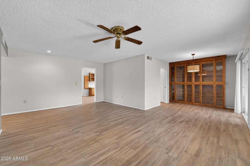 Image 13 of property listing at 9807 N BALBOA Drive, Sun City, AZ 85351