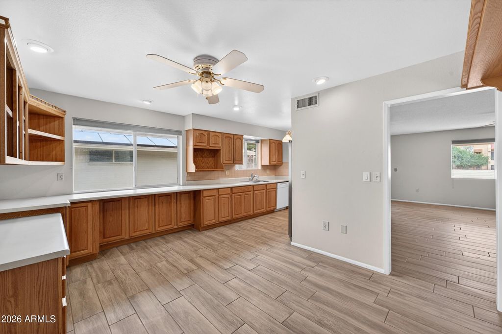 Image 7 of property listing at 9807 N BALBOA Drive, Sun City, AZ 85351