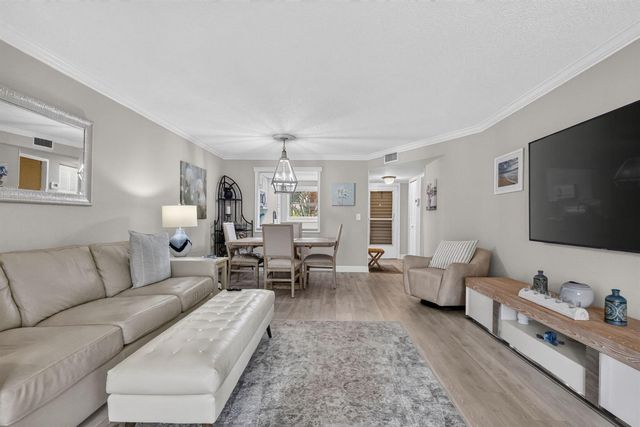 3951 Via Poinciana 209, Lake Worth, FL 33467