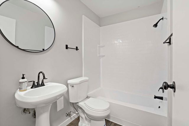 4351 Parklawn Avenue 105E, Edina, MN 55435