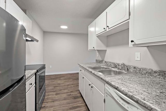 4351 Parklawn Avenue 105E, Edina, MN 55435