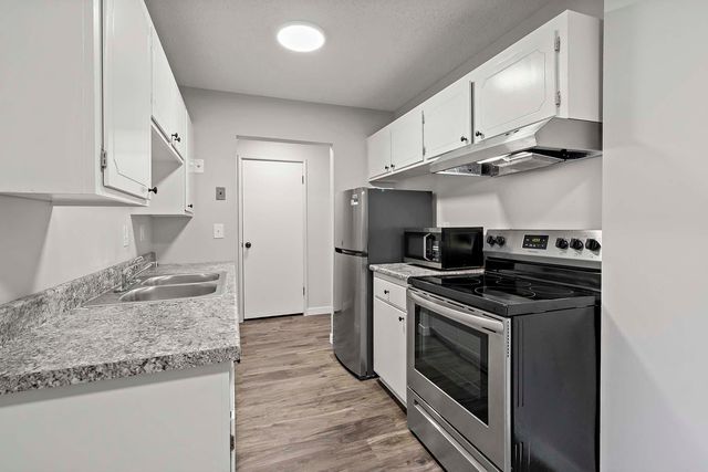 4351 Parklawn Avenue 105E, Edina, MN 55435