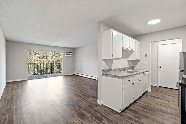 4351 Parklawn Avenue 105E, Edina, MN 55435