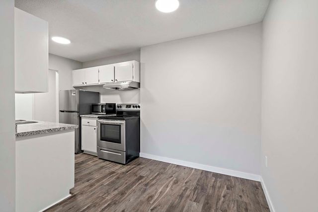 4351 Parklawn Avenue 105E, Edina, MN 55435