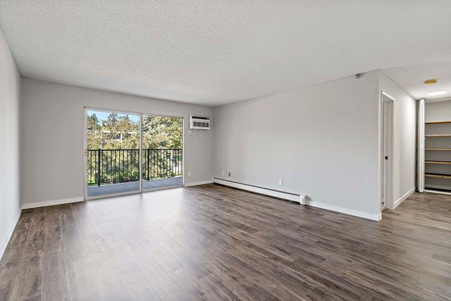 4351 Parklawn Avenue 105E, Edina, MN 55435