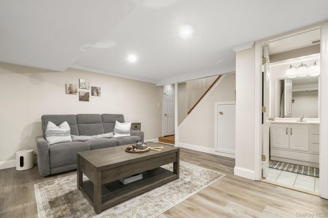 6 Gloria Court, New City, NY 10956