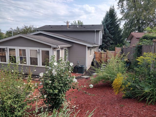 834 Shawnee Trail, Lake In The Hills, IL 60156