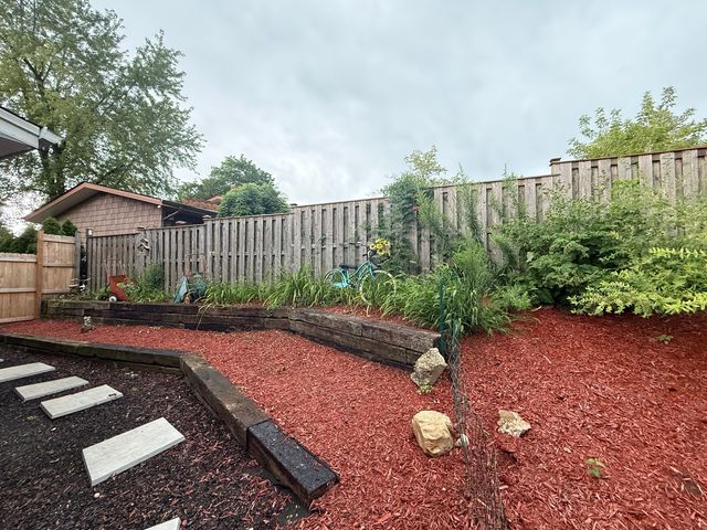 834 Shawnee Trail, Lake In The Hills, IL 60156