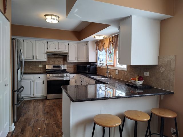 834 Shawnee Trail, Lake In The Hills, IL 60156