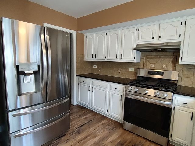 834 Shawnee Trail, Lake In The Hills, IL 60156
