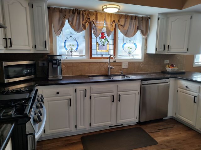 834 Shawnee Trail, Lake In The Hills, IL 60156