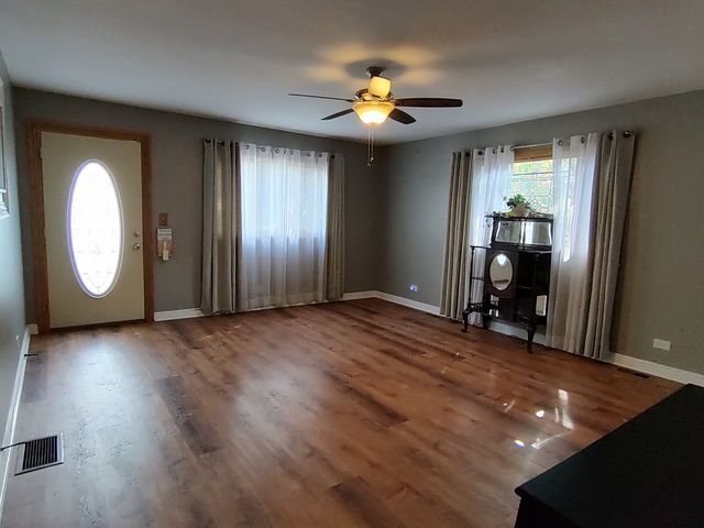 834 Shawnee Trail, Lake In The Hills, IL 60156