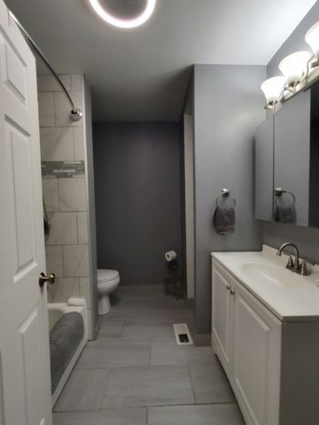 834 Shawnee Trail, Lake In The Hills, IL 60156
