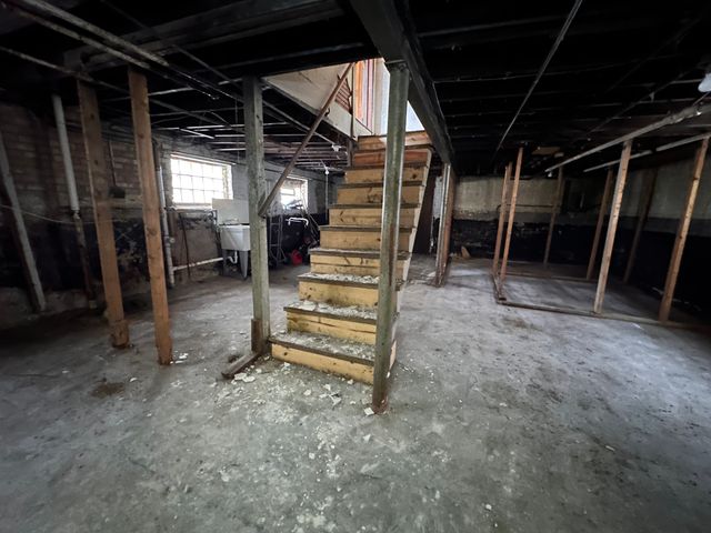 8239 S Kenwood Avenue, Chicago, IL 60619