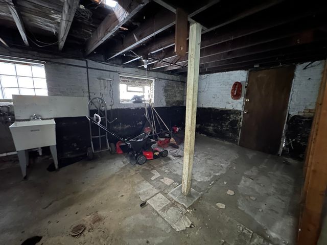 8239 S Kenwood Avenue, Chicago, IL 60619