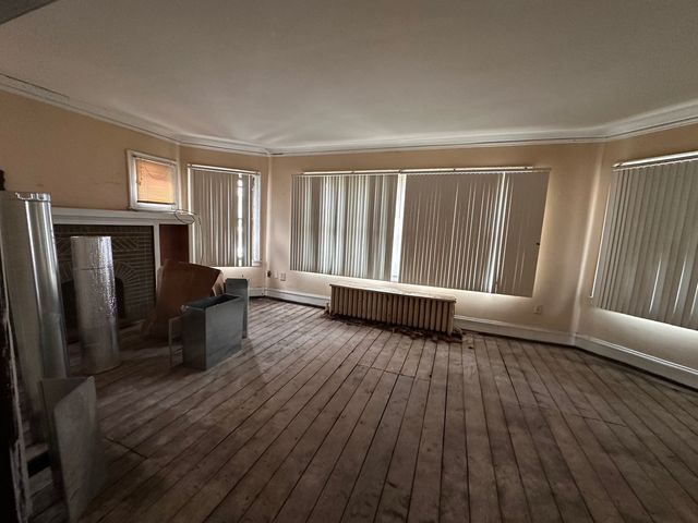 8239 S Kenwood Avenue, Chicago, IL 60619