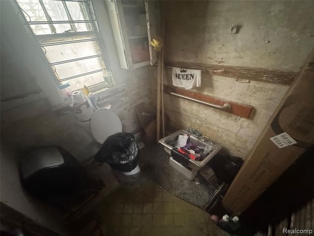 9761 Holmur Street, Detroit, MI 48204