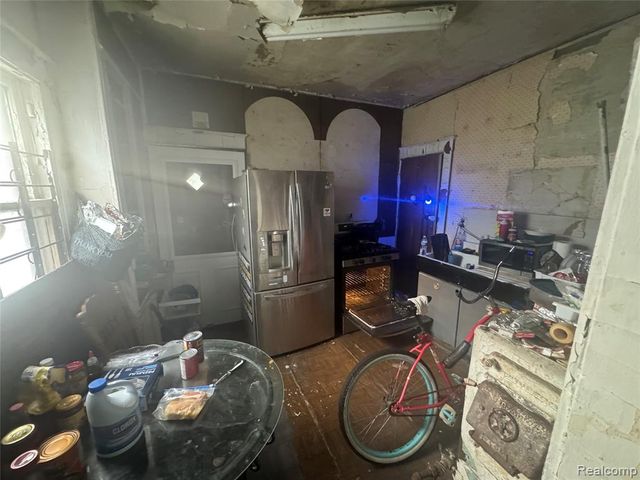 9761 Holmur Street, Detroit, MI 48204