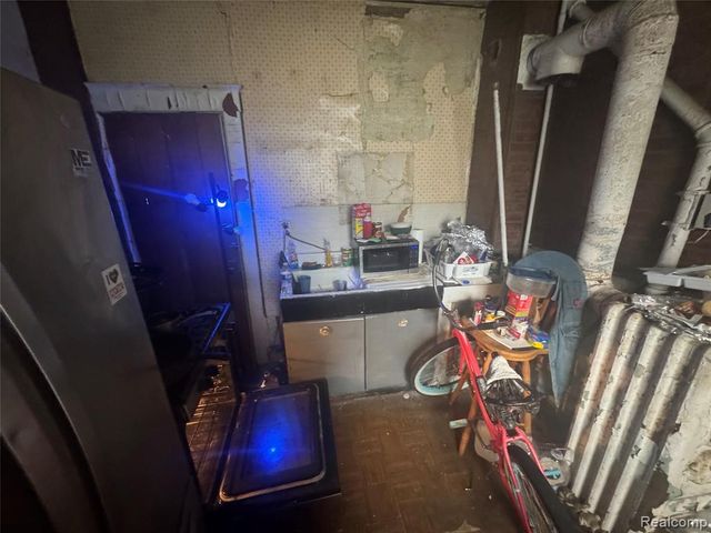 9761 Holmur Street, Detroit, MI 48204