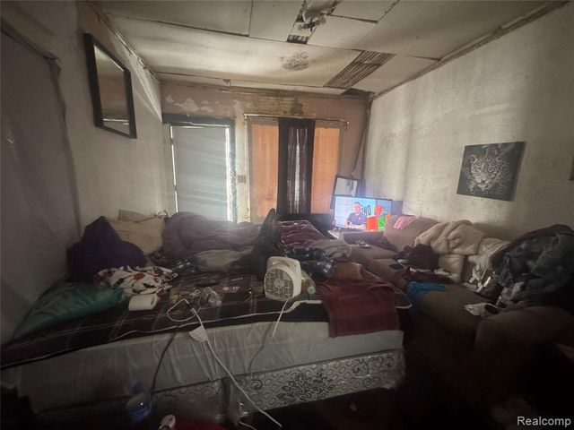 9761 Holmur Street, Detroit, MI 48204