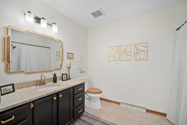 2120 Willowbrook DRIVE, West Bend, WI 53090