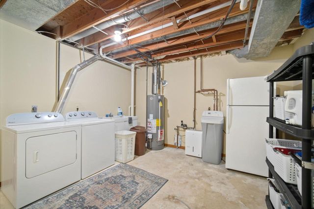 2120 Willowbrook DRIVE, West Bend, WI 53090