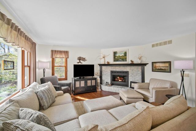 2120 Willowbrook DRIVE, West Bend, WI 53090