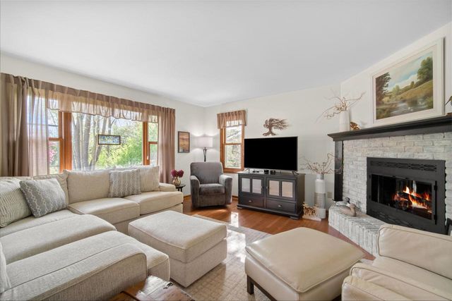 2120 Willowbrook DRIVE, West Bend, WI 53090