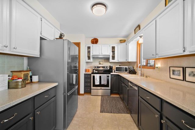 2120 Willowbrook DRIVE, West Bend, WI 53090