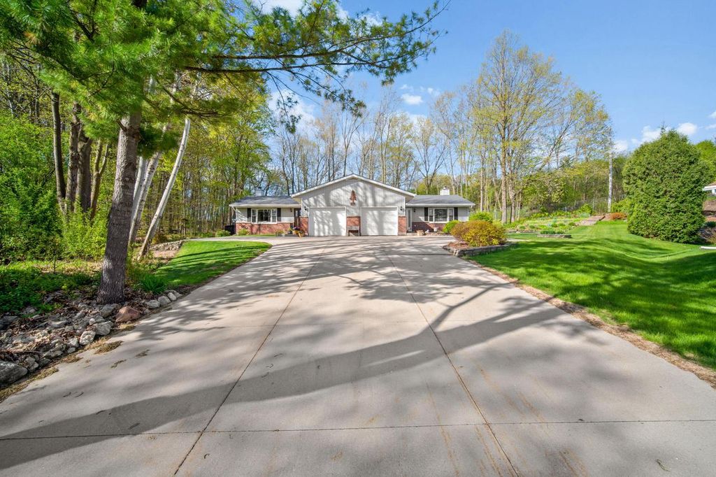 2120 Willowbrook DRIVE, West Bend, WI 53090