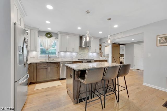 231 Stirling Rd, Watchung Boro, NJ 07069