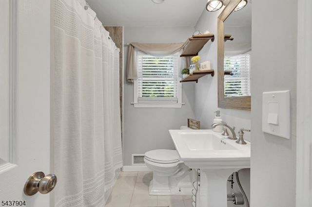 231 Stirling Rd, Watchung Boro, NJ 07069