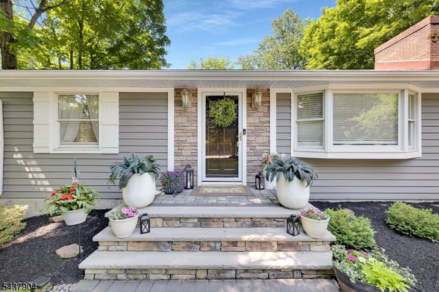231 Stirling Rd, Watchung Boro, NJ 07069