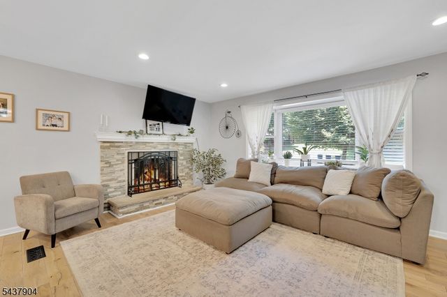 231 Stirling Rd, Watchung Boro, NJ 07069