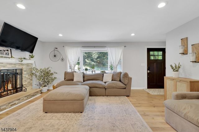 231 Stirling Rd, Watchung Boro, NJ 07069