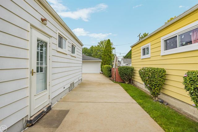 22609 Lake Drive, Saint Clair Shores, MI 48082