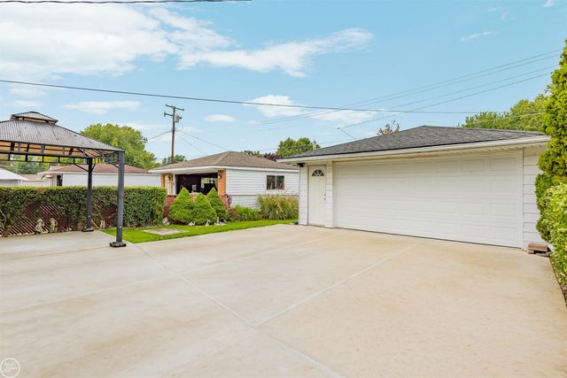 22609 Lake Drive, Saint Clair Shores, MI 48082