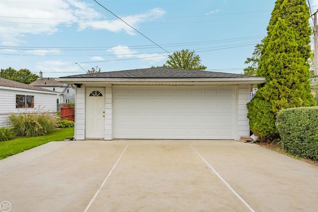 22609 Lake Drive, Saint Clair Shores, MI 48082