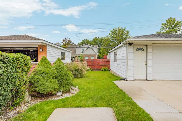 22609 Lake Drive, Saint Clair Shores, MI 48082