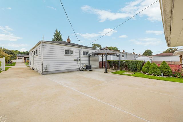 22609 Lake Drive, Saint Clair Shores, MI 48082