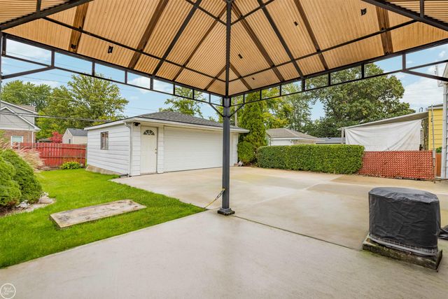 22609 Lake Drive, Saint Clair Shores, MI 48082