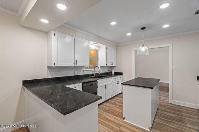 113 Continental Drive, Hattiesburg, MS 39402