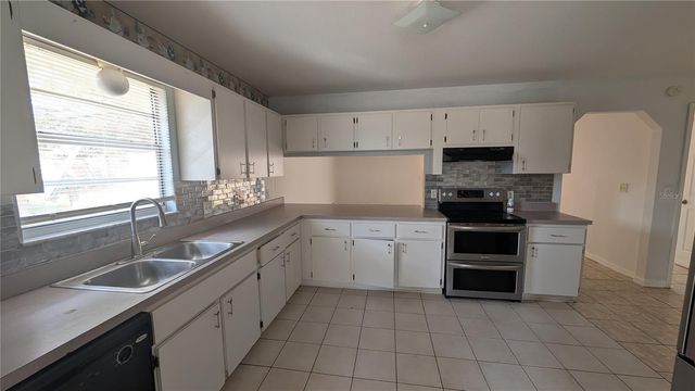 2423 S SOUTH AVENUE, Leesburg, FL 34748