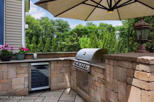 24 Kipling Way, Manalapan, NJ 07726