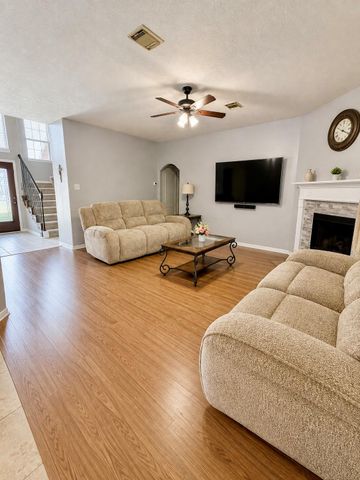 105 Kevin Court, La Porte, TX 77571